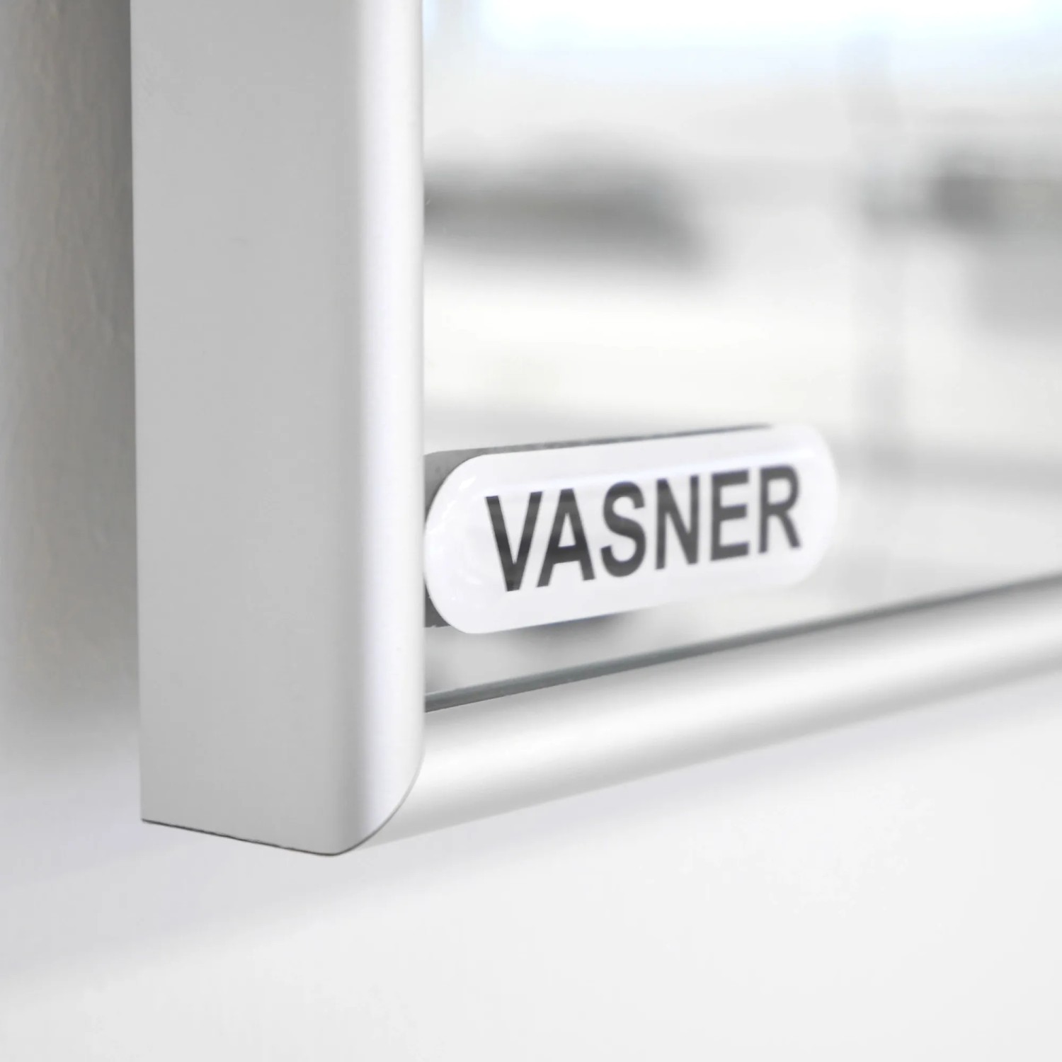 Detailaufnahme: Vasner Spiegel-Infrarotheizung mit Alu-Rahmen. Heizgerät für Bad & Wohnraum.