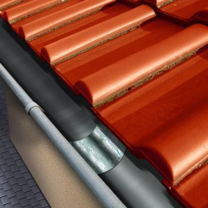 Anwendung von MEM Bitumen-Band Blei zur Abdichtung eines Daches und einer Regenrinne.