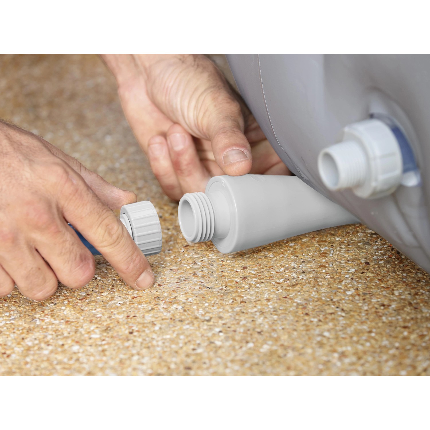 Detailaufnahme: Montage des Ablassschlauchs am Bestway Lay-Z-Spa Whirlpool St. Lucia.