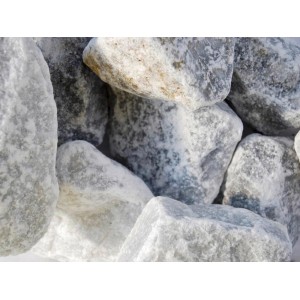 Nahaufnahme von Wolkenweißem Marmorbruch (80-200mm) für Zierkies und Gabionen.