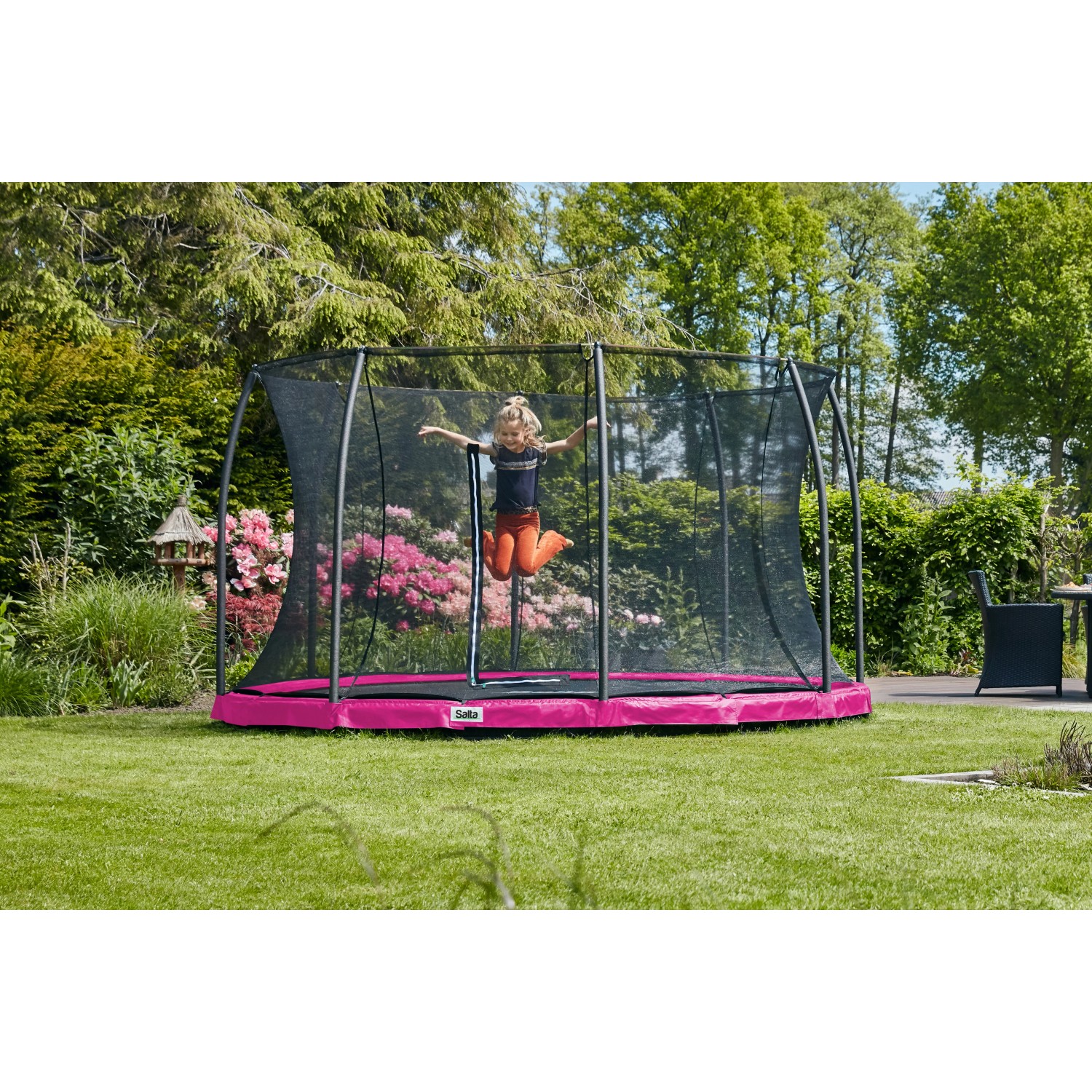 Pinkes Salta Comfort Edition Bodentrampolin (ø 213 cm) mit Sicherheitsnetz, Kind springt.