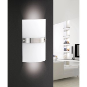 2-flammige Paul Neuhaus Wandleuchte Square aus Stahl mit Opalglas.