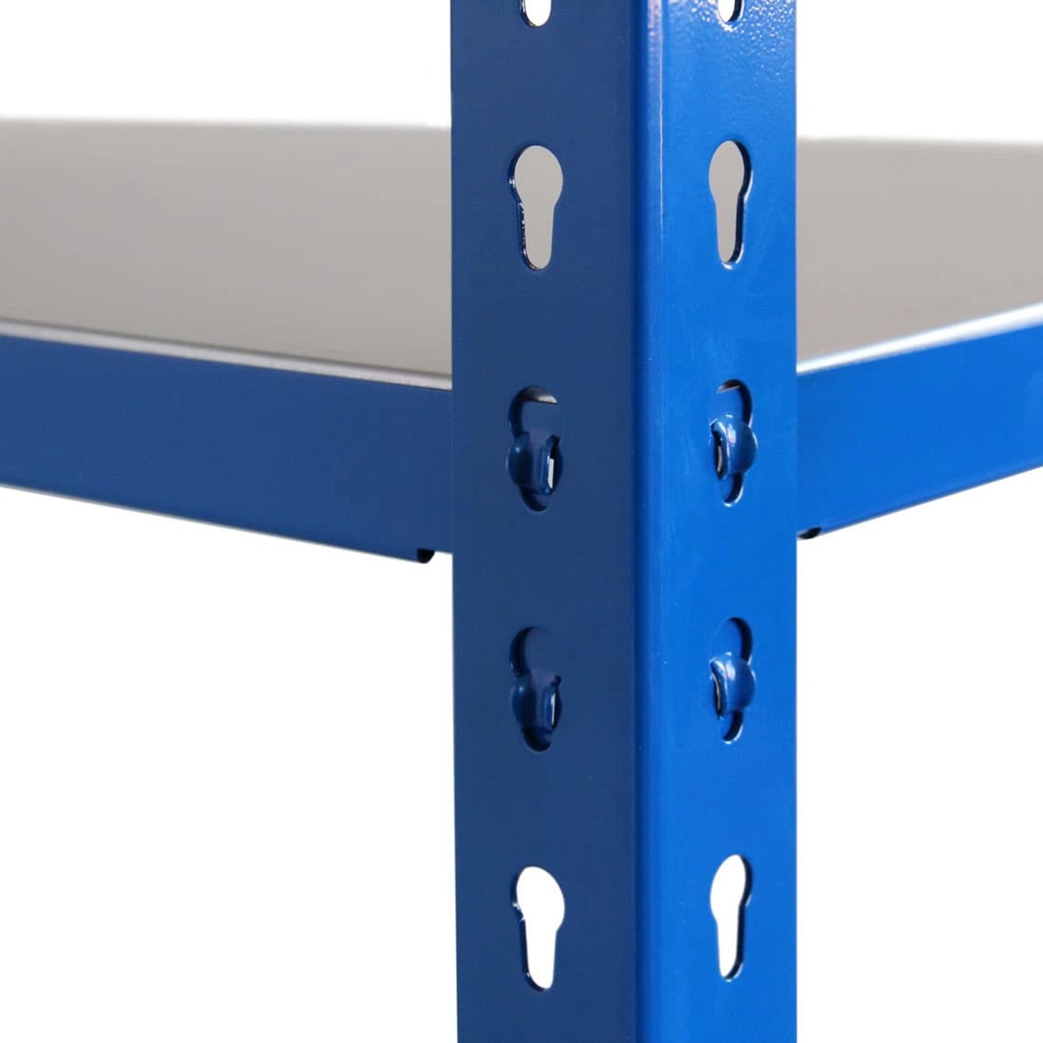 Detailaufnahme: Blaues Ar Shelving Steckregal mit verzinkten Böden und Stecksystem.