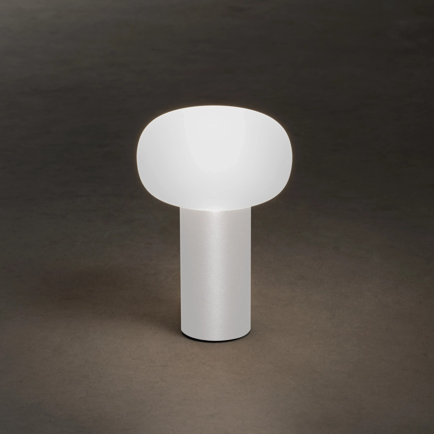 Weiße Konstsmide LED-Tischleuchte Antibes, ideal für Innen und Außen. Dekoleuchte mit Akku.