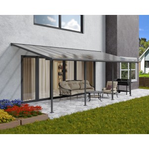 Graue Palram Canopia Terrassenüberdachung Sierra (739x295cm) am Haus mit Gartenmöbeln.