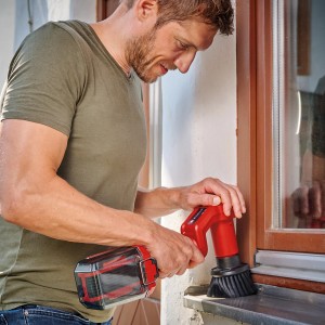 Einhell Akku-Oberflächenbürste Picobella 18/90 Solo im Einsatz zur Fensterreinigung.
