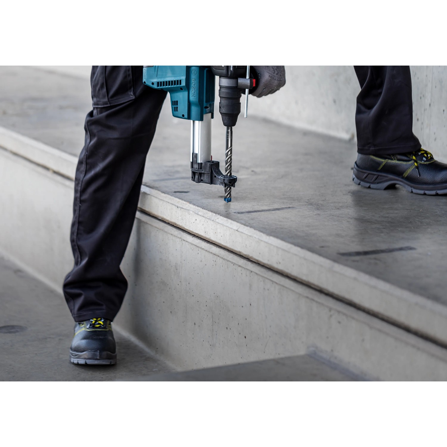 Bosch Expert Hammerbohrer SDS Plus-7X beim Bohren in Beton, Bohrkopf im Detail.