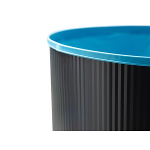 Detailansicht der Steinbach Rundfolie für Pools, blaues Innenleben, schwarze Außenwand mit Streifen.