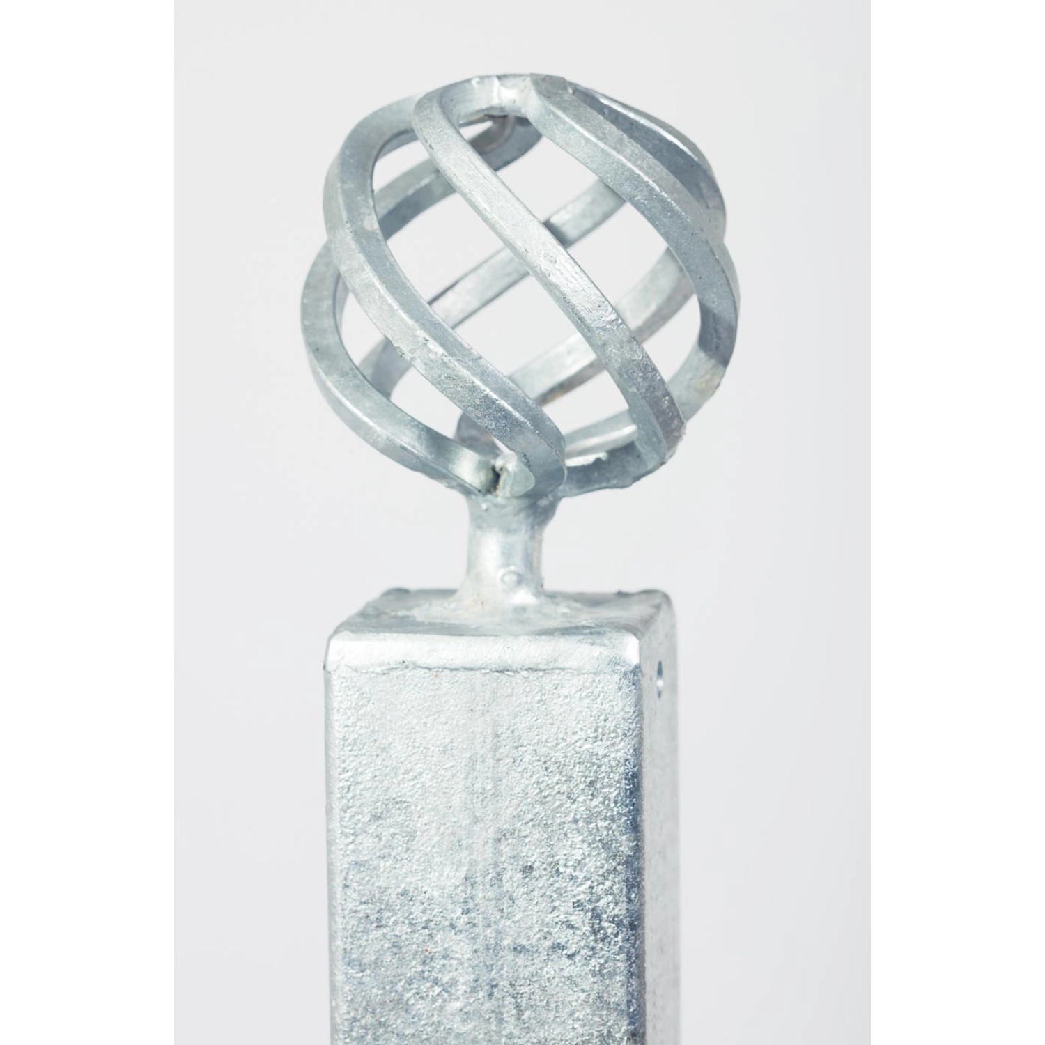 Eleo Eckpfosten Zirbel, feuerverzinkt für Geländerbau. Stabiler Pfosten mit dekorativem Zirbel-Abschluss.