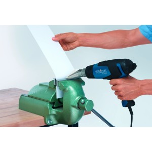 Steinel Heißluftgebläse HL 1920 E in Aktion beim Erhitzen eines Werkstücks im Schraubstock.