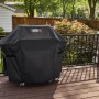 Abgedeckter Weber Gasgrill EP-425 Spirit 2025 auf einer Terrasse. Schutz vor Witterung.