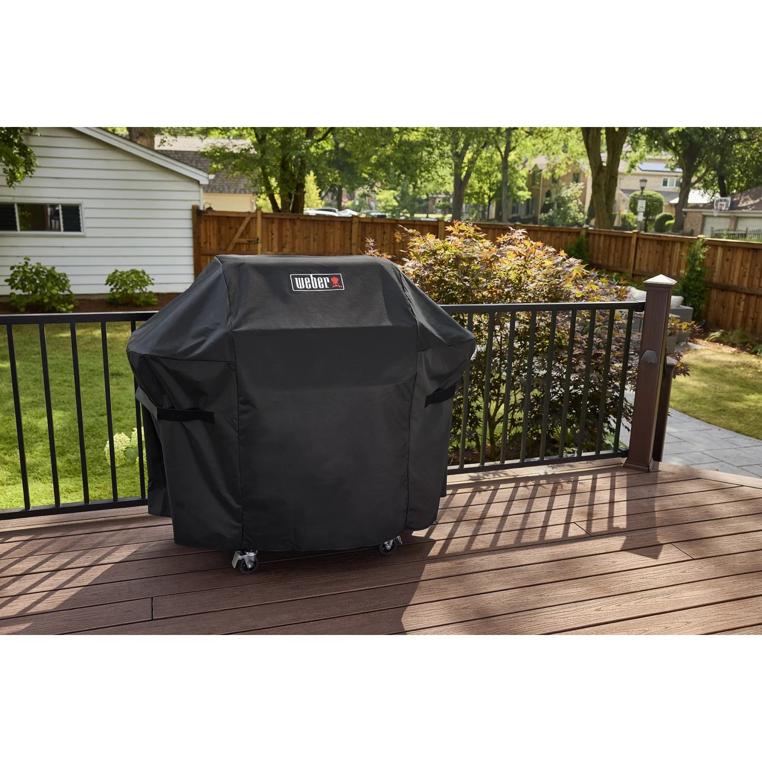 Abgedeckter Weber Gasgrill EP-425 Spirit 2025 auf einer Terrasse. Schutz vor Witterung.