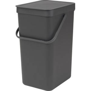 Grauer Brabantia Mülleimer Sort & Go, 16 l, mit Deckel und Tragegriff, zur Wandmontage oder freistehend.