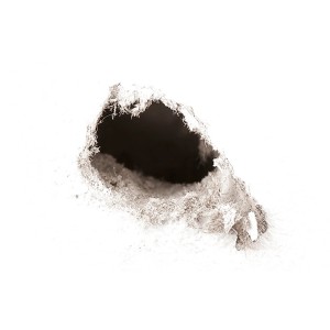 Ausgerissenes Bohrloch in einer Wand, vorbereitet für die Reparatur mit fischer Bohrloch Retter.
