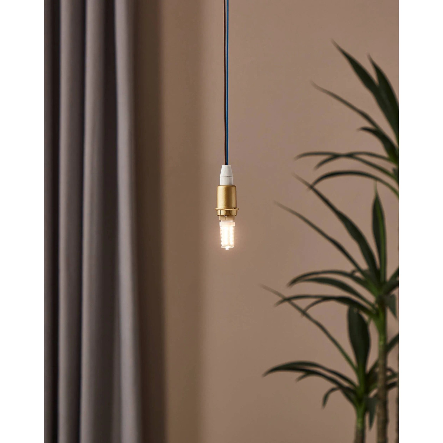 Eglo G9 LED-Leuchtmittel mit warmweißem Licht in Goldener Fassung.