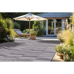 Verlegte, anthrazit-schattierte Terrassenplatten 60x60 cm auf einer Gartenterrasse mit Lounge-Möbeln.