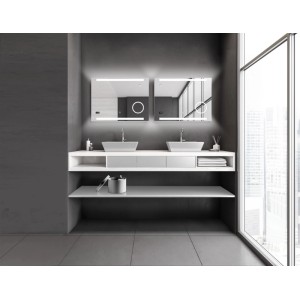 DSK Design LED-Lichtspiegel Silver Conde im modernen Bad. Beleuchteter Badspiegel mit Digitaluhr, Kosmetikspiegel und LED-Licht.
