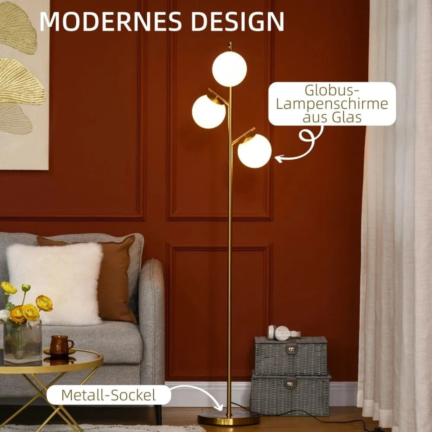 Goldene HOMCOM Stehleuchte mit 3 kugelförmigen Glas-Lampenschirmen und Metallgestell im modernen Wohnzimmer.