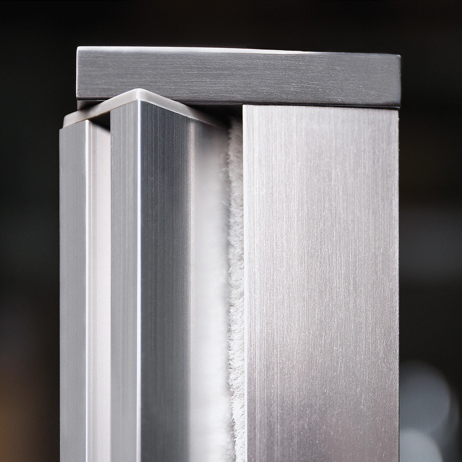 Detailaufnahme: Sanotechnik Duschwand Grande, Profil in Chromoptik.
