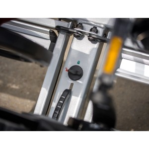 Detailaufnahme: Eufab Fahrradträger Premium, faltbarer Kupplungsträger mit Diebstahlsicherung.