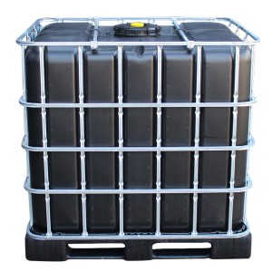 Schwarzer 1000 l IBC Tank auf Kunststoffpalette mit Stahlrohrrahmen für Regenwasser.