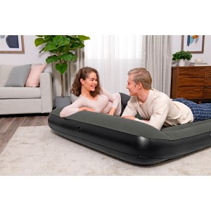 Bestway Doppelluftbett TriTech, 203x152x30 cm, schwarz, mit Paar im Wohnraum. Ideal für Camping & Zuhause.