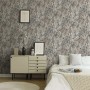 A.S. Création Vliestapete mit abstraktem Palmenmuster in Grau und Beige im Schlafzimmer.