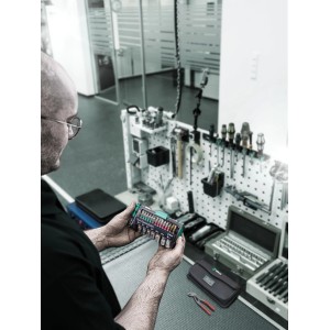 Mann hält Wera Tool-Check Combi 1 Werkzeugset mit 40 Bits, Nüssen & Zange. Kompaktes Set für Hand- & Maschinen-Einsatz.