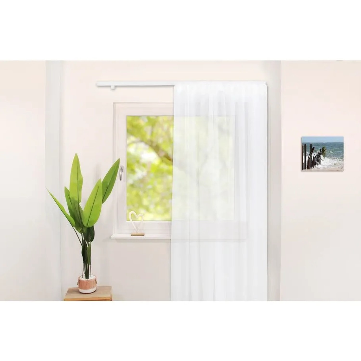 Weiße 1-läufige Gardinenschiene Loft über Fenster mit transparentem Vorhang. Modernes Wohnaccessoire für Schiebegardinen.