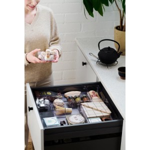 Transparenter SmartStore Compact Sort 30x10 Organizer in Schublade mit Lebensmitteln und Küchenutensilien.