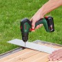 Bosch Akku-Schlagbohrschrauber Universalimpact 18V-60 beim Bohren in Holz. Akkuschrauber mit Akku.
