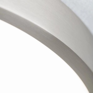 Orion LED Deckenleuchte Ø 24 cm, satin, flaches Design. Nahaufnahme der leuchtenden, runden Lampe.