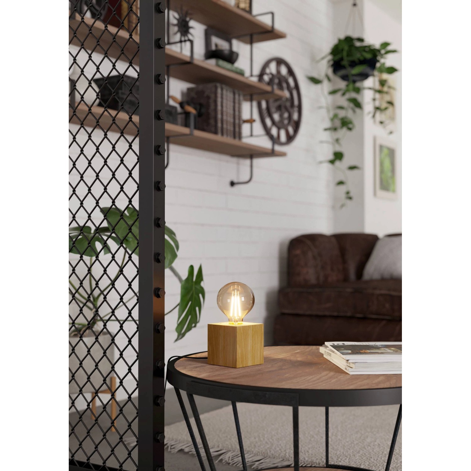 Eglo Tischleuchte Prestwick 2, braun, mit Würfel-Fuß aus Holz auf einem Tisch. Design-Tischlampe.