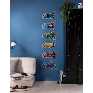 Avengers Wandtattoo mit Iron Man, Captain America, Hulk, Black Widow und Thor auf blauer Wand.
