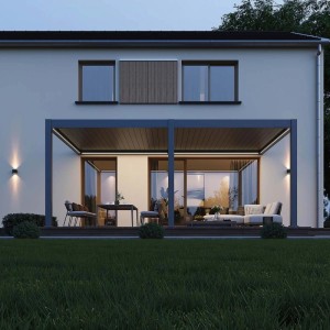 Anthrazit Wandpergola mit elektrischem Lamellendach und LED-Beleuchtung auf Terrasse. 4x6 m Aluminium Terrassenüberdachung.