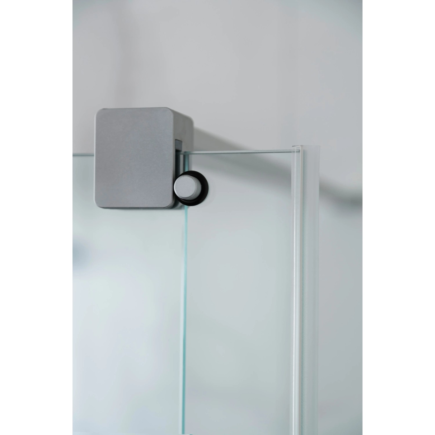 Detailaufnahme: Schiebetür der Schöner Wohnen Serie Fit, silbermatte Beschläge, rahmenloses Design.