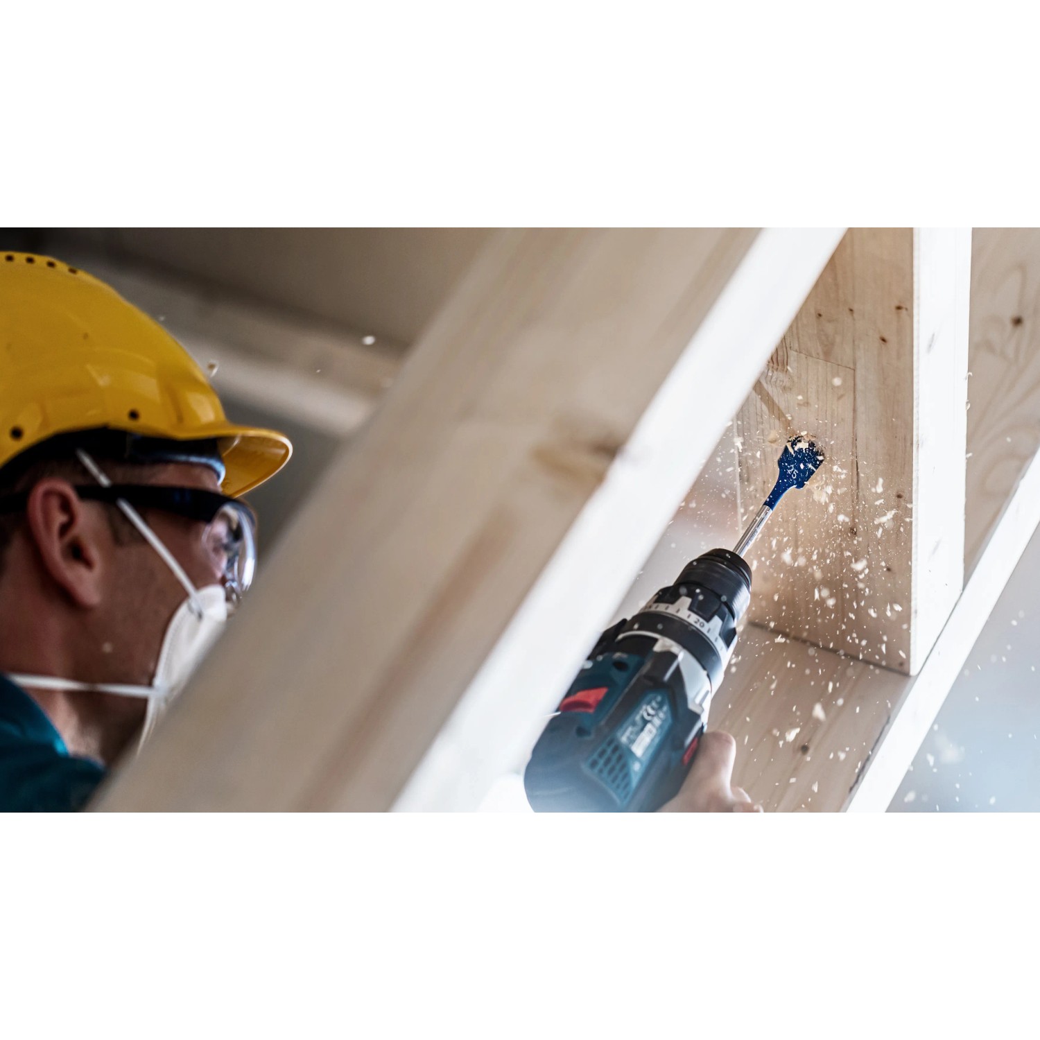 Bosch Flachfräsbohrer Expert Self Cut Speed im Einsatz beim Bohren in Holz.