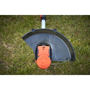 Black+Decker Akku-Rasentrimmer BCSTA536L1 mit Fadenkopf und Schutzbügel auf Rasen.