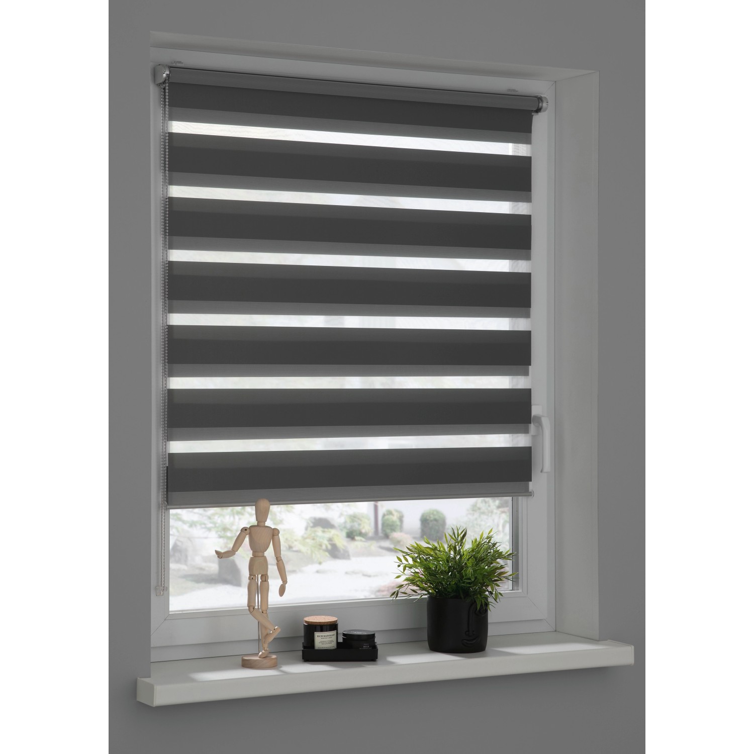 Graues Schöner Wohnen Doppelrollo Tilda, 45x150 cm, am Fenster mit Dekoration.