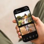 Smartphone mit Live-Ansicht der Eufy Video-Türklingel E340: Familie und Hund vor der Tür.