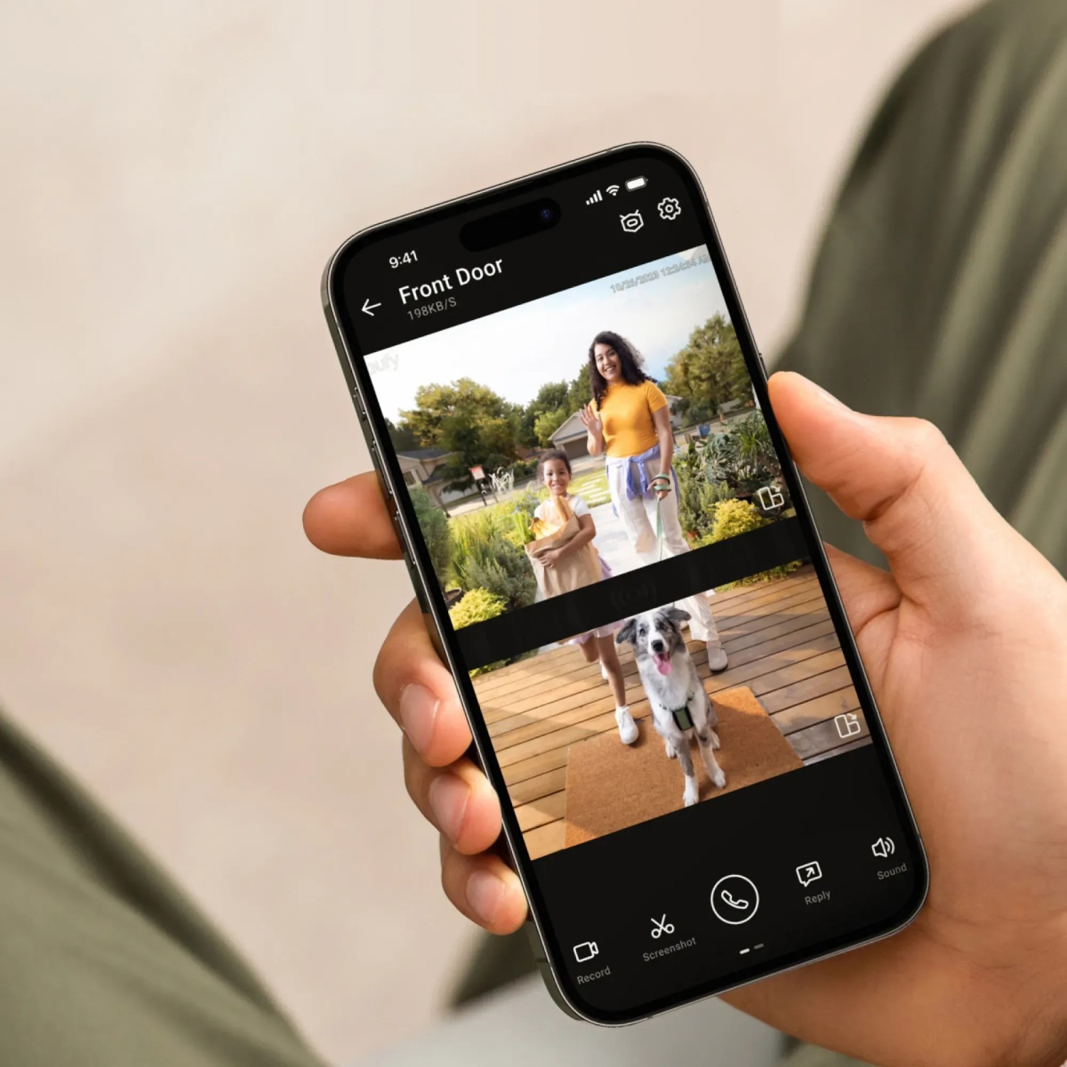Smartphone mit Live-Ansicht der Eufy Video-Türklingel E340: Familie und Hund vor der Tür.