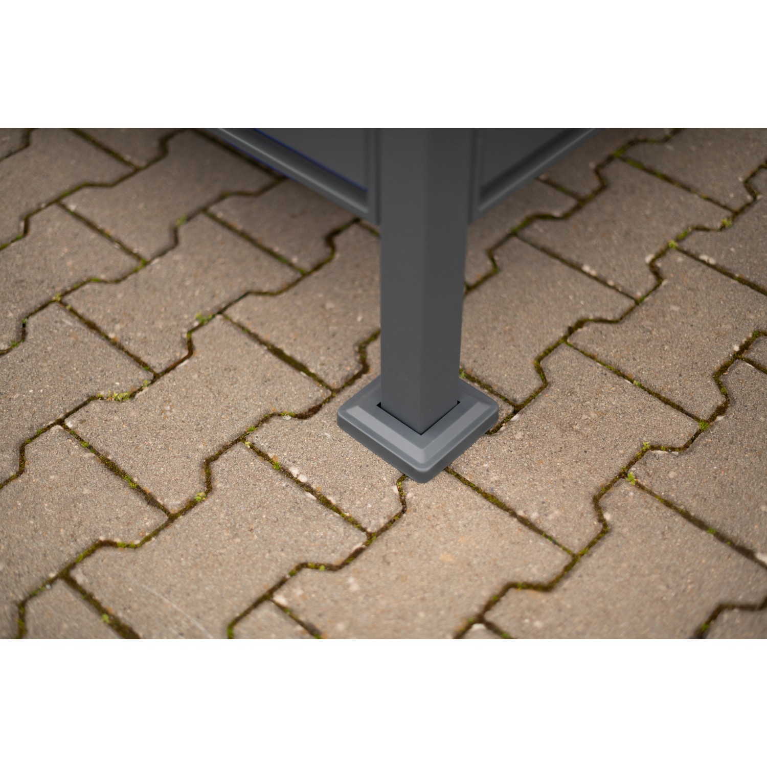 Detailaufnahme: Standfuß der anthrazitfarbenen Westmann Mülltonnenverkleidung Planum aus Metall.