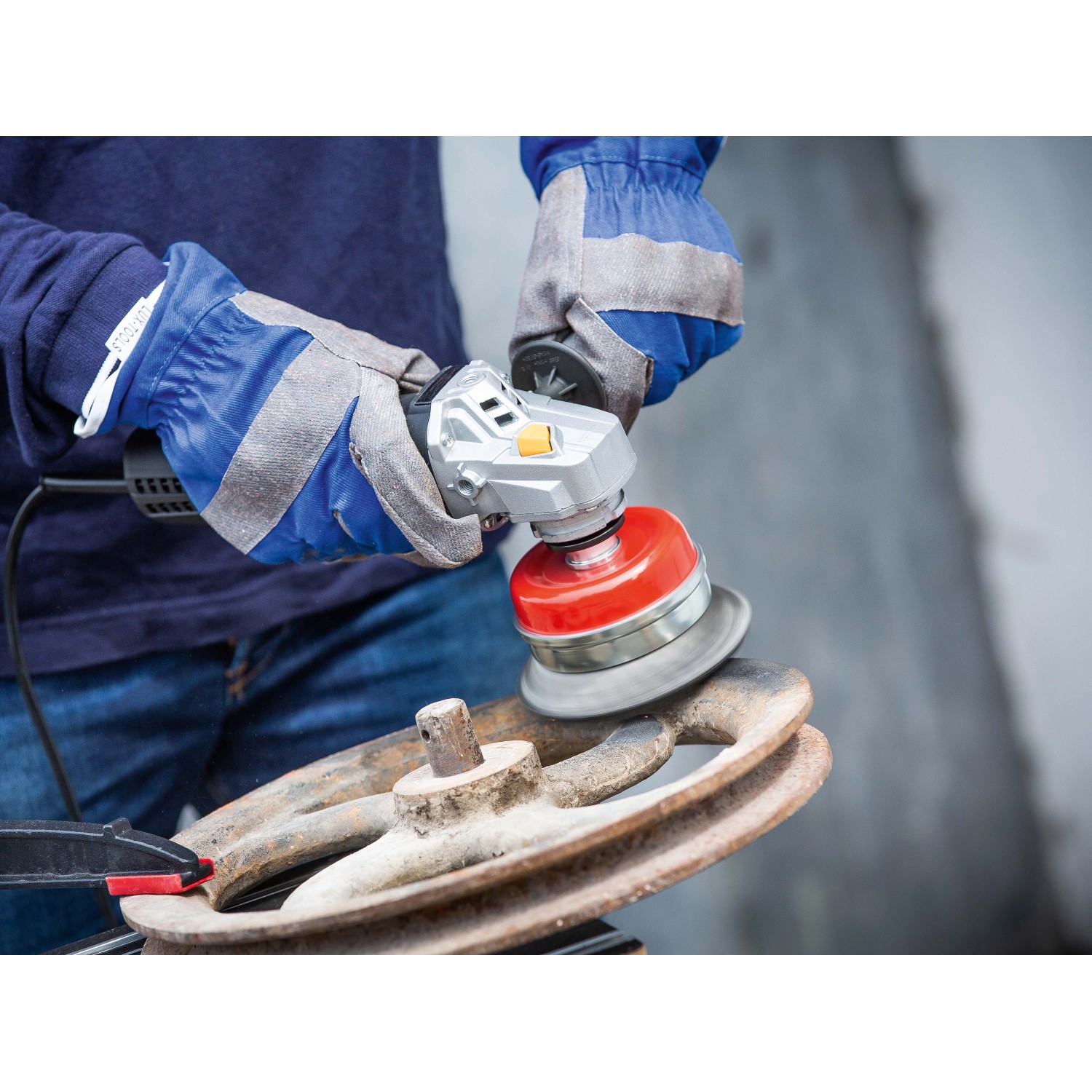 CMI Winkelschleifer C-WIS-650/115 A beim Schleifen von Metall.