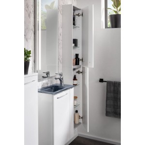 Fackelmann Bad-Hochschrank SBC, weiß, 30 cm breit, mit geöffneter Tür und Glasböden im Badezimmer.