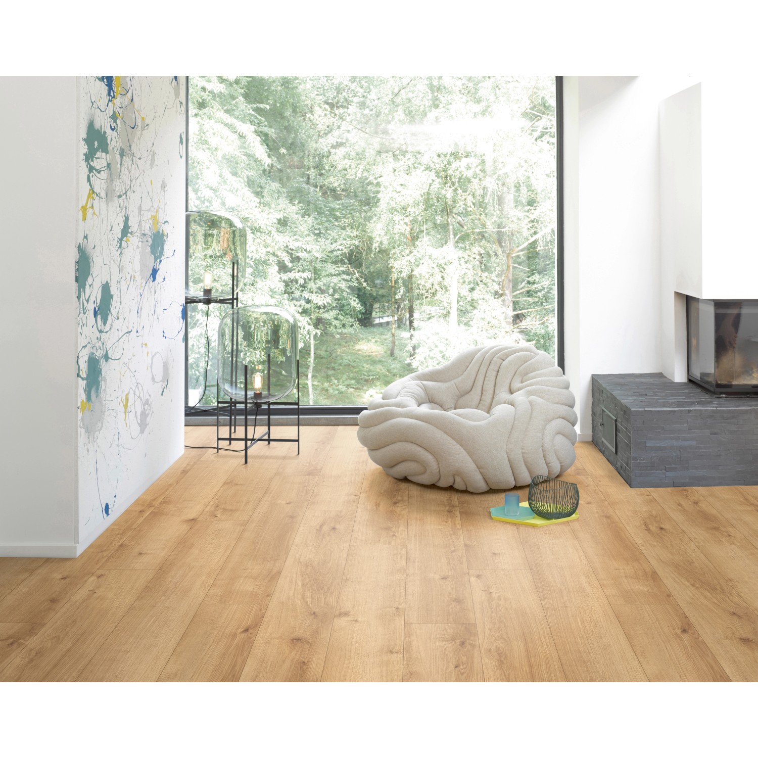 Parador Designboden Eiche Pure Natur, Landhausdiele im Wohnraum mit Sessel und Kamin.