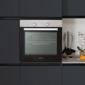 Respekta Herdset Solero + Alex: Einbaubackofen in dunkler Küche mit Zubehör.
