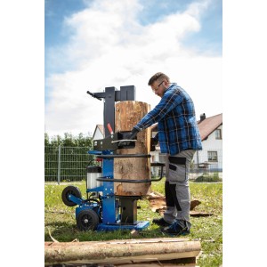 Scheppach Holzspalter Compact 15 t in Aktion: Stehender Spalter mit Mann beim Holz spalten.