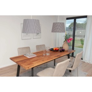 Holztisch mit Bondex Arbeitsplatten-Öl behandelt, transparente Oberfläche, wasserabweisend.