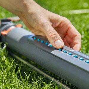 Gardena Aqua Zoom S Viereckregner in Benutzung auf Rasen, Nahaufnahme der Düsen.