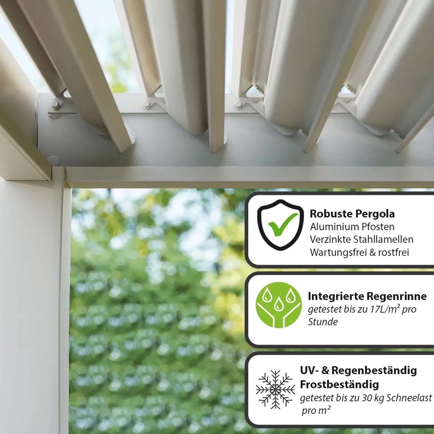 Nahaufnahme der sandfarbenen Aluminium-Lamellen einer robusten elektrischen Pergola mit integrierter Regenrinne und UV-Schutz.